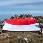 Tim ekspedisi melaksanakan upacara pembentangan bendera Merah Putih di puncak Gunung Leuser, Minggu (22/6/2025) | Sumber Foto: Polda Aceh
