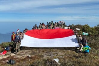 Tim ekspedisi melaksanakan upacara pembentangan bendera Merah Putih di puncak Gunung Leuser, Minggu (22/6/2025) | Sumber Foto: Polda Aceh