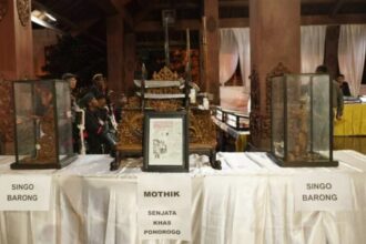 Mothik (tengah) senjata khas Ponorogo, tampil di pameran pusaka Grebeg Suro 2025 | Sumber Foto: Kominfo Ponorogo