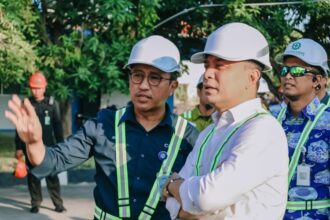 dok. Direktur Utama PAM Surya Sembada, Arief Wisnu Cahyono, bersama Wali Kota Surabaya Eri Cahyadi | Sumber Foto: Hum PAM Surya Sembada