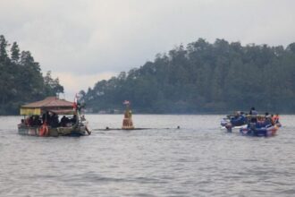 dok. Tradisi Larungan di Telaga Ngebel di Kabupaten Ponorogo, Jawa Timur, Jumat (27/6/2025) | Sumber Foto: Kominfo Ponorogo