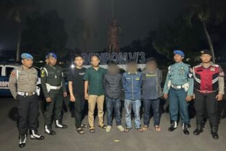 dok. Tiga terduga pelaku pengeroyokan saat diamankan, sementara sisanya dalam proses pengejaran oleh aparat gabungan (Istimewa)