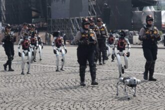 Robot humanoid dan robot anjing (K9) dalam gladi kotor persiapan Upacara Peringatan Hari Bhayangkara ke-79, di kawasan Monumen Nasional, Jakarta, Jumat (27/6/2025) | Sumber Foto: Polri