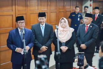 Dari kiri: Gubernur DKI Jakarta Pramono Anung, usai melantik 100 pejabat fungsional baru di Balai Agung, Balai Kota DKI Jakarta, Senin (30/6/2025) | Sumber Foto: Kominfotik DKI