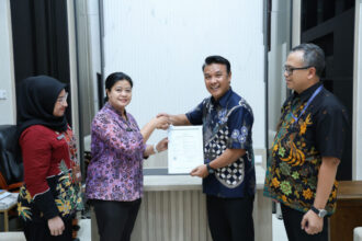 Penyerahan sertifikat identitas visual Kota Surabaya berjudul "Surabaya City of Heroes" di Balai Kota Surabaya, Kamis (26/6/2025) | Sumber Foto: Pemkot Surabaya