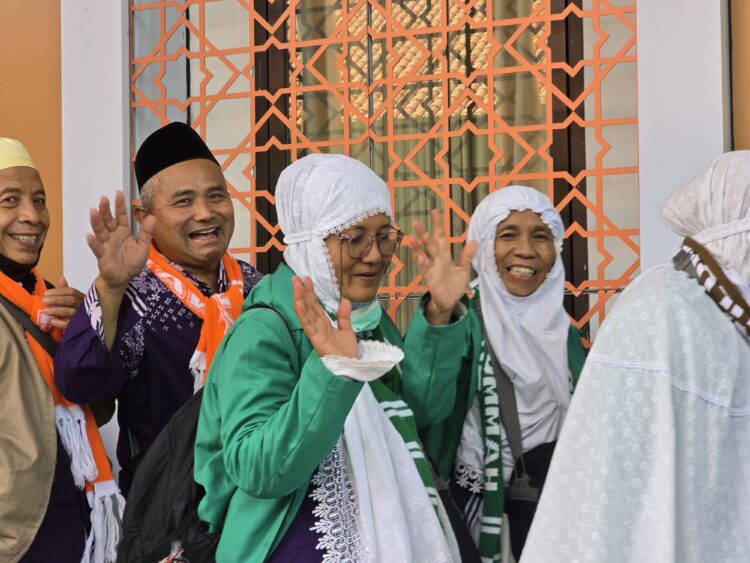 dok. Jemaah haji Debarkasi Surabaya kloter pertama saat tiba di Bandara Internasional Juanda, Kamis (12/6/2025) pukul 10.10 WIB | Sumber Foto: Kemenag RI