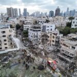 Foto menunjukkan kerusakan rumah tinggal di lokasi dampak setelah serangan rudal dari Iran terhadap Israel, di Tel Aviv, Israel pada Senin (16/6/2025) Sumber Foto: Reuters
