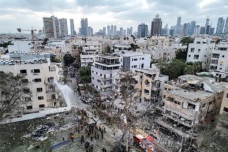 Foto menunjukkan kerusakan rumah tinggal di lokasi dampak setelah serangan rudal dari Iran terhadap Israel, di Tel Aviv, Israel pada Senin (16/6/2025) Sumber Foto: Reuters