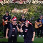 dok. Musisi sekaligus seniman asal Surabaya, Sastra Harijanto Tjondrokusumo, bersama Band Miracle Indonesia Satu | Foto: Ist/Dimas AP