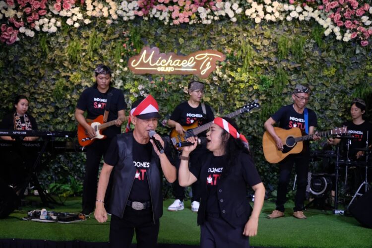 dok. Musisi sekaligus seniman asal Surabaya, Sastra Harijanto Tjondrokusumo, bersama Band Miracle Indonesia Satu | Foto: Ist/Dimas AP