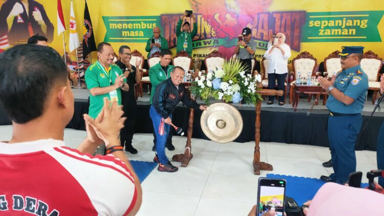 AA Boxer saat membuka Cabang olahraga Tarung Derajat pada ajang Porprov Jawa Timur 2025 di Kota Batu, Rabu (2/7/2025) | Foto: Ist/Dimas Ap
