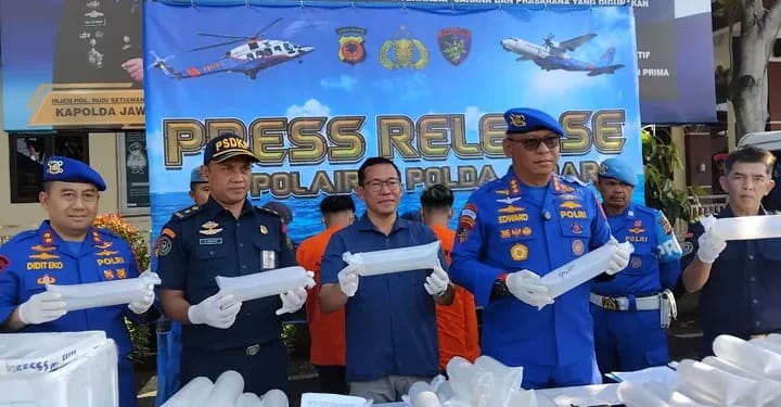 Konferensi pers ungkap kasus penyelundupan 50 ribu ekor benih bening lobster (BBL) di Markas Ditpolairud Polda Jabar, Kamis (3/7/2025) | Sumber Foto: Hum Polda Jabar