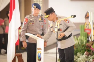 Upacara serah terima jabatan di Gedung Mahameru, Mapolda Jawa Timur, Surabaya, Selasa (8/7/2025) | Foto: Ist/Ariandi K