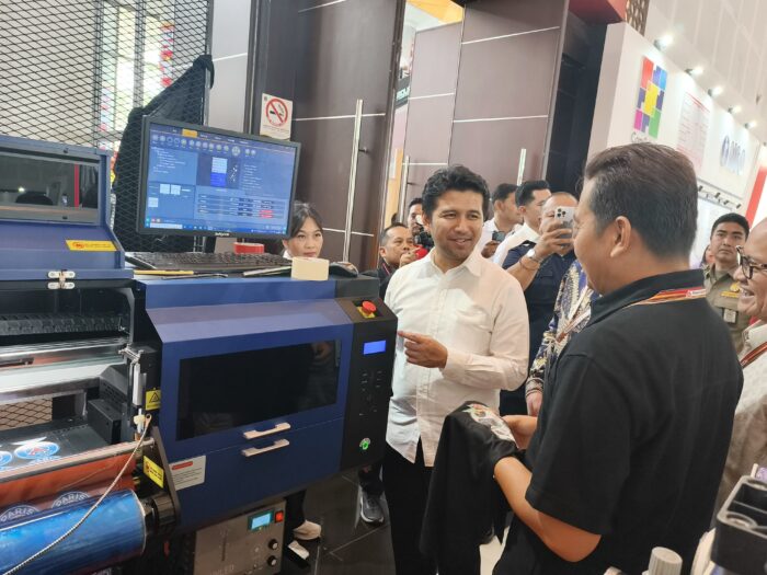 Wakil Gubernur Jawa Timur, Emil Elestianto Dardak saat hadir dan membuka Surabaya Printing Expo (SPE) 2025, di Grand City Convex, Surabaya, Selasa (9/7/2025) | Foto: Ist/Dimas Ap