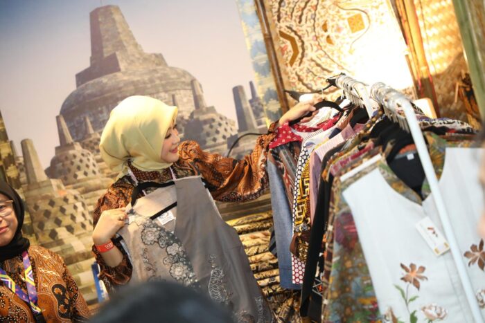 Ketua Dekranasda Provinsi Jawa Tengah, Nawal Arafah Yasin, saat meninjau stand pameran Dekranasda Expo 2025 di BSCC Dome Balikpapan, Kamis (10/7/2025) | Sumber Foto: Hum Jateng