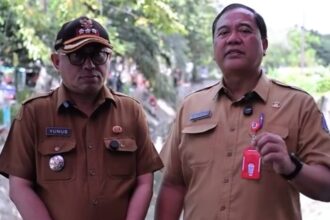 Dari kanan: Kepala Dinas Lingkungan Hidup (DLH) Kota Surabaya, Dedik Irianto dan Camat Semampir Surabaya, M Yunus | Sumber Foto: Scr/Istimewa