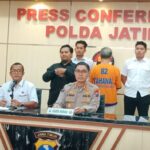 Konferensi pers ungkap kasus dugaan pelecehan seksual terhadap anak di bawah umur di Gedung Bid Humas Polda Jatim, Rabu (16/7/2025) | Foto: Ariandi K/BI