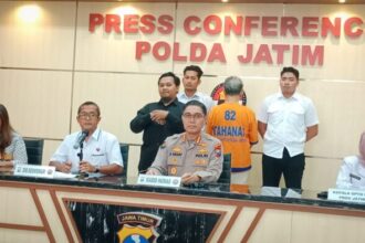 Konferensi pers ungkap kasus dugaan pelecehan seksual terhadap anak di bawah umur di Gedung Bid Humas Polda Jatim, Rabu (16/7/2025) | Foto: Ariandi K/BI