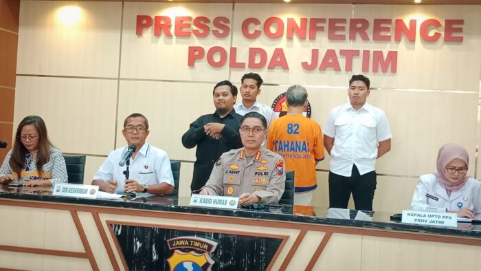 Konferensi pers ungkap kasus dugaan pelecehan seksual terhadap anak di bawah umur di Gedung Bid Humas Polda Jatim, Rabu (16/7/2025) | Foto: Ariandi K/BI