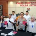 Konferensi pers ungkap kasus dugaan pencabulan anak di bawah umur yang dihelat di Gedung Bid Humas Polda Jatim, Rabu (16/7/2025) | Foto: Ariandi K/BI