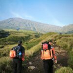 dok. Petugas SAR Mataram menuju lokasi untuk melakukan evakuasi pendaki asal Swiss yang dilaporkan mengalami kecelakaan saat mendaki Gunung Rinjani, Rabu, 16 Juli 2025 | Sumber Foto: Basarnas