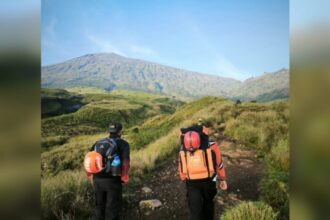 dok. Petugas SAR Mataram menuju lokasi untuk melakukan evakuasi pendaki asal Swiss yang dilaporkan mengalami kecelakaan saat mendaki Gunung Rinjani, Rabu, 16 Juli 2025 | Sumber Foto: Basarnas