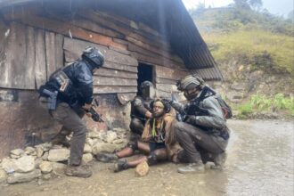dok. Satgas Damai Cartenz saat melakukan penangkapan terhadap anggota KKB Male Telenggen di Puncak Jaya, Papua Tengah | Sumber Foto: Hum Satgas ODC 2025