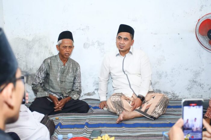 Wakil Gubernur Jawa Tengah, Taj Yasin saat mengunjungi Ahmad Zuhdi di Desa Jatirejo, Karanganyar, Demak, Sabtu (19/7/2025) | Sumber Foto: Hum Jateng
