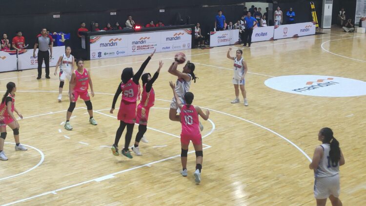Pertandingan final Kejurnas Basket U-16 2025, di GOR Universitas Negeri Surabaya (Unesa), Surabaya, Jumat (25/7/2025) malam | Foto: Ist/Dimas Ap