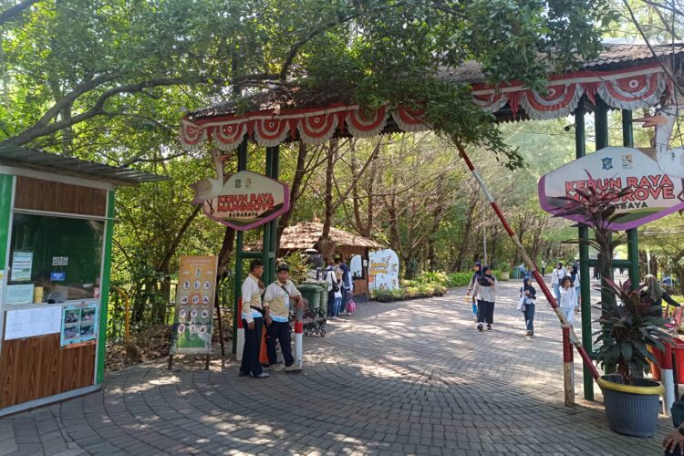 Akses pintu masuk di kawasan konservasi Kebun Raya Mangrove Gunung Anyar, Surabaya, Jawa Timur, | Foto: Dna/BI