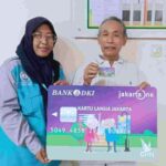 dok. Salah satu warga penerima bantuan sosial Kartu Lansia Jakarta (KLJ) | Foto: Kominfo DKI