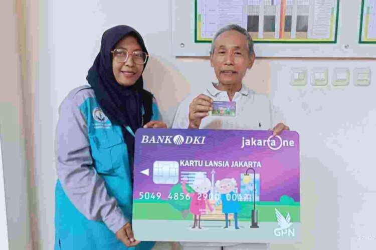 dok. Salah satu warga penerima bantuan sosial Kartu Lansia Jakarta (KLJ) | Foto: Kominfo DKI