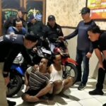 dok. Kedua tersangka pencurian motor saat diamankan di Mapolsek Simokerto, Polrestabes Surabaya | Foto: Polsek Simokerto
