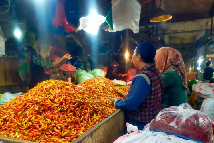 Pedagang cabai rawit di Pasar Keputran Utara, Kota Surabaya, Jawa Timur, Rabu (5/3/2025) malam (Foto: dok. Dna/BI)