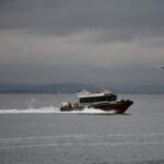 Ilustrasi kapal speedboat berlayar di perairan dengan suasana mendung | Sumber Foto: Pexels