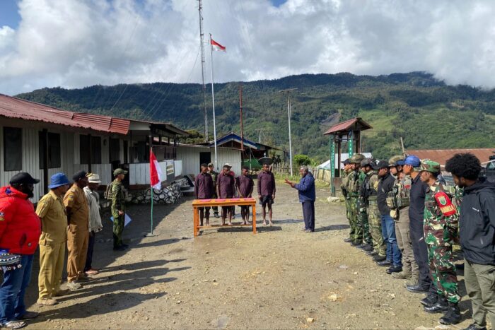 Prosesi ikrar setia berlangsung secara khidmat di halaman Markas Koramil 1717-02/Sinak, Distrik Sinak, Kabupaten Puncak, Papua Tengah, Rabu (9/7/2025) | Sumber Foto: Hum Satgas ODC 2025