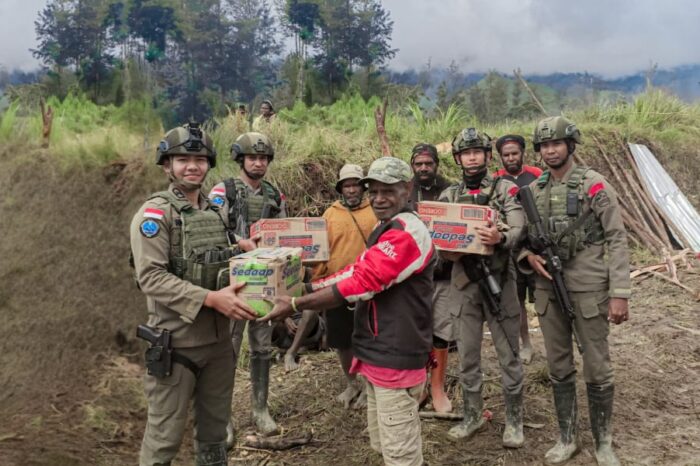 dok. Satgas Damai Cartenz 2025 membagikan bantuan sembako kepada warga di Distrik Omukia, Kabupaten Puncak, Papua Tengah | Sumber Foto: Hum Satgas ODC 2025