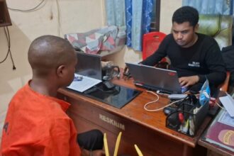 dok. Salah satu terduga pelaku saat dilakukan pemeriksaan oleh petugas kepolisian | Sumber Foto: Hum Satgas ODC 2025