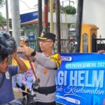 Kapolres Trenggalek, AKBP Ridwan Maliki, membagikan helm gratis kepada salah satu pengendara motor | Sumber Foto: Hum-Res