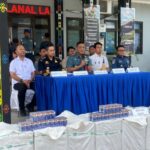 Konferensi pers penggagalan peredaran rokok ilegal yang digelar di Mako Lanal Labuan Bajo, Rabu (16/7/2025) | Sumber Foto: Dispen Koarmada II