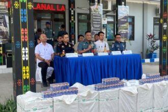 Konferensi pers penggagalan peredaran rokok ilegal yang digelar di Mako Lanal Labuan Bajo, Rabu (16/7/2025) | Sumber Foto: Dispen Koarmada II
