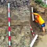 Hasil trenching di kawasan Kulon Progo membuahkan penemuan tiga lapisan pasir yang diduga kuat sebagai endapan tsunami purba | Sumber Foto: Hum BRIN
