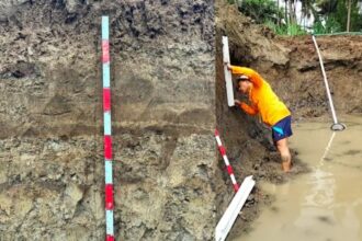 Hasil trenching di kawasan Kulon Progo membuahkan penemuan tiga lapisan pasir yang diduga kuat sebagai endapan tsunami purba | Sumber Foto: Hum BRIN