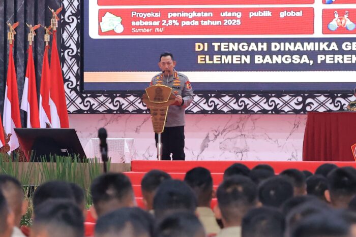 Kapolri Jenderal Polisi Listyo Sigit Prabowo memberikan pembekalan kepada Capaja dari TNI-Polri di Mabes TNI, Cilangkap, Jakarta Timur, Jumat (18/7/2025) | Sumber Foto: Hum Polri