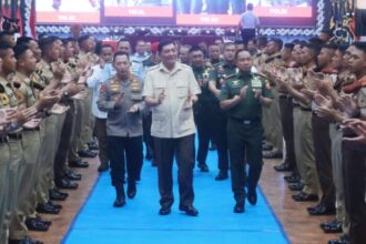 Menhan RI Sjafrie Sjamsoeddin, memberikan pembekalan kepada para Capaja Akademi TNI dan Akademi Kepolisian Tahun 2025 | Sumber Foto: Setjen Kemhan