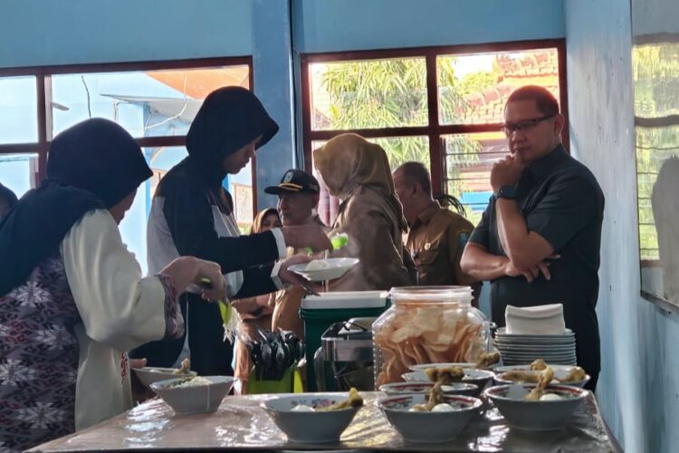 Kadindik Jawa Timur, Aries Agung Paewai, saat mengunjungi SMAN 2 Taruna Pamong Praja, Senin (21/7/2025) | Sumber Foto: Hum Dindik Jatim