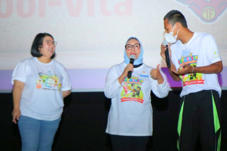Menteri PPPA, Arifah Fauzi (tengah) dalam acara nonton bareng film animasi "Jumbo" di CGV Grand Indonesia, Jakarta, Minggu (20/7/2025) | Sumber Foto: Kemen PPPA