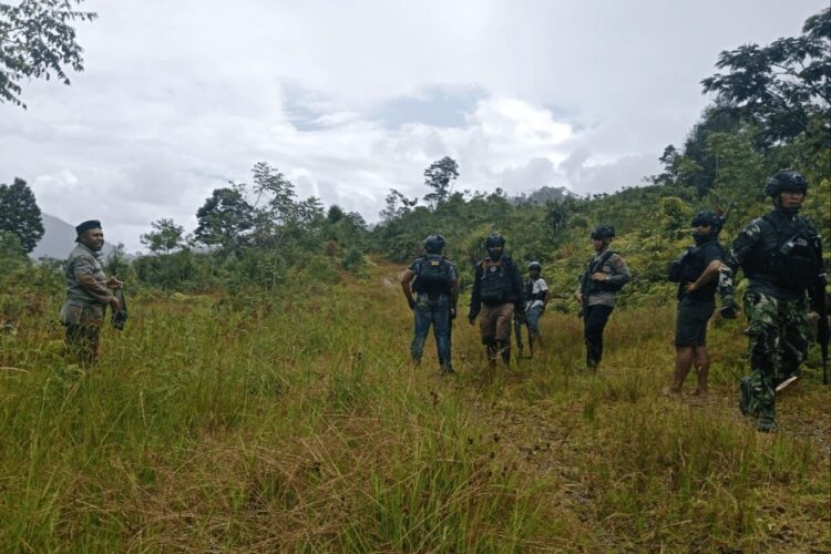 dok. Aparat gabungan TNI-Polri bersiaga untuk menjamin keamanan di Bandara Bilorai, Sugapa, Intan Jaya, Papua Tengah | Sumber Foto: Hum Polri