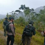 dok. Aparat gabungan TNI-Polri melakukan patroli keamanan di wilayah Papua | Sumber Foto: Hum Satgas ODC 2025