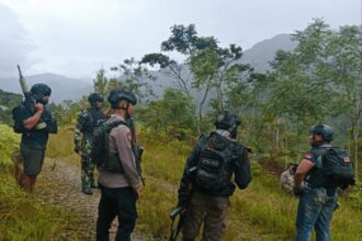 dok. Aparat gabungan TNI-Polri melakukan patroli keamanan di wilayah Papua | Sumber Foto: Hum Satgas ODC 2025
